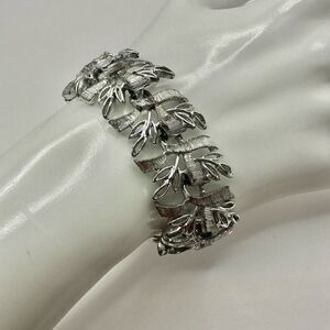 Silver tone leaf pattern vintage bracelet